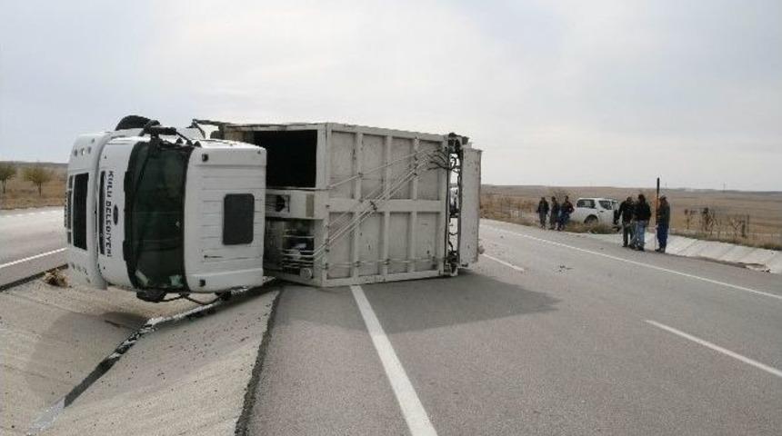 Kulu&rsquo;da &Ccedil;&ouml;p Kamyonu Devrildi: 1 Yaralı