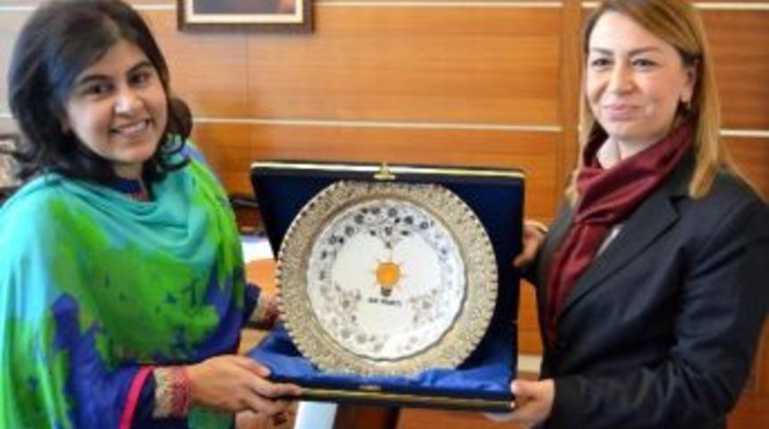 &Ccedil;alık, İngiltere&rsquo;nin İlk M&uuml;sl&uuml;man Kadın Bakanı Warsi İle Bir Araya Geldi