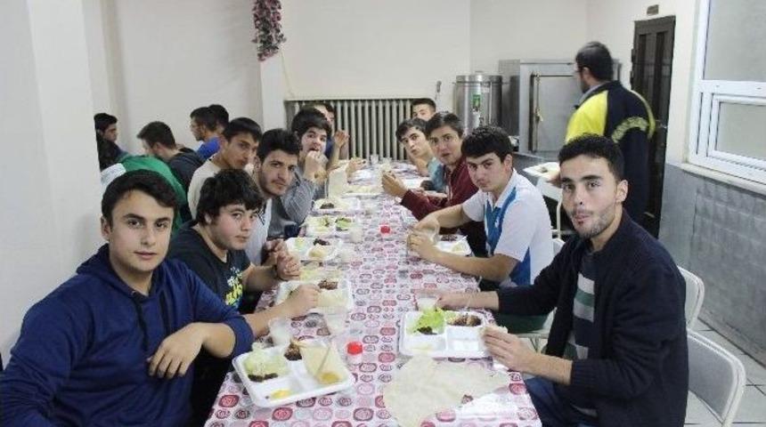 &Uuml;niversite &Ouml;ğrencilerinden Yurtta &Ccedil;iğ K&ouml;fte Ziyafeti