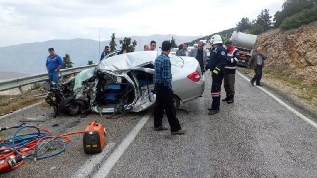 Otomobille S&uuml;t Kamyonu &Ccedil;arpıştı: 1 &Ouml;l&uuml;, 1 Yaralı