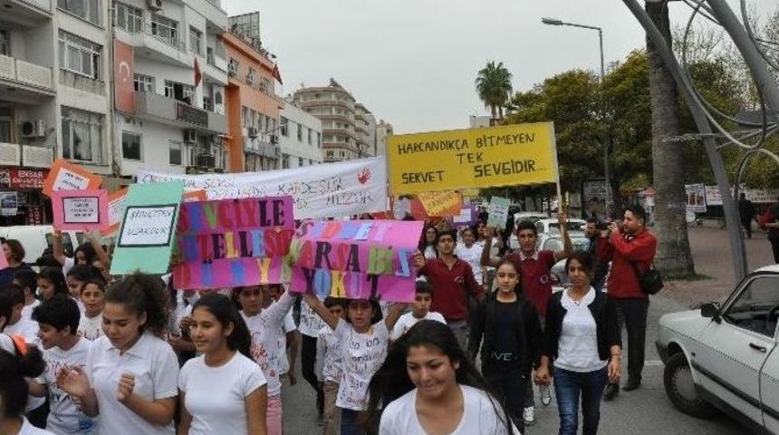 &Ouml;ğrencilerden &ldquo;şiddete Hayır&rdquo; Y&uuml;r&uuml;y&uuml;ş&uuml;