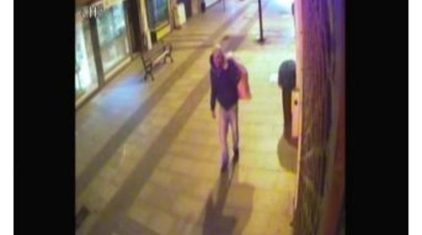 &Ccedil;anakkale Aynalı &Ccedil;arşı&rsquo;da Hırsızlık Yapan Şahıs G&uuml;venlik Kamerasına Yakalandı