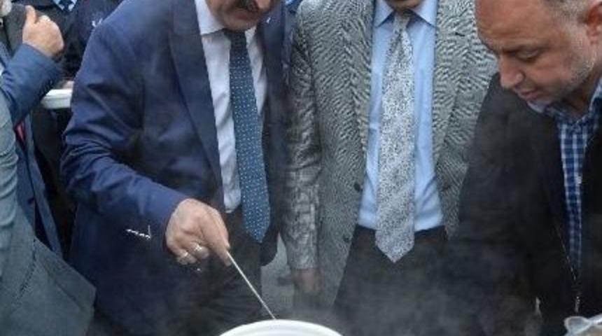 Yeşilyurt Belediyesi&rsquo;nden Pazar Esnafına Aşure İkramı