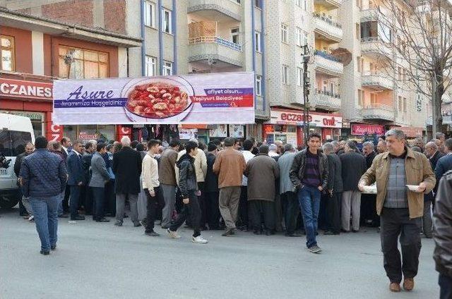 Yeşilyurt Belediyesi’nden Pazar Esnafına Aşure İkramı