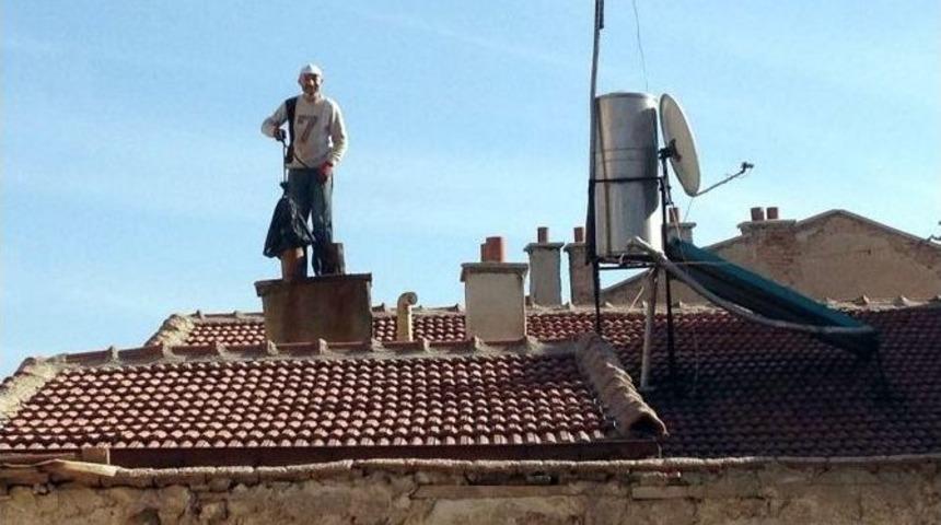 Muhtar &Ccedil;atıya &Ccedil;ıkıp Mahallelinin Bacalarını Temizledi