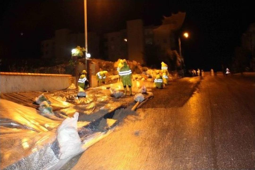 Kuşadası&rsquo;nda Belediyeden Toprak Kaymasına Muşambalı &Ouml;nlem