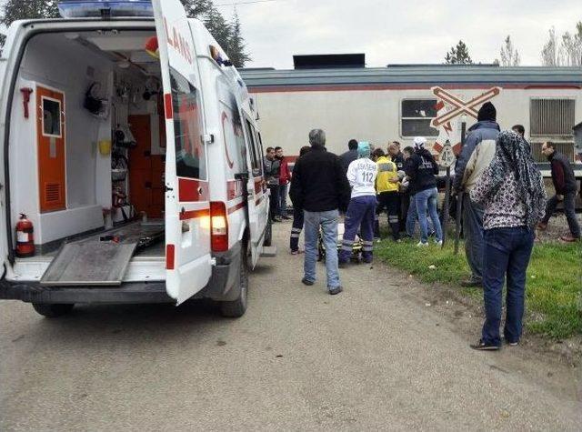 Eskişehir’de Raybüsle Otomobil Çarpıştı: 1 Yaralı