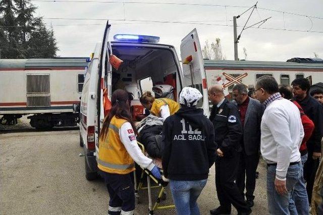 Eskişehir’de Raybüsle Otomobil Çarpıştı: 1 Yaralı