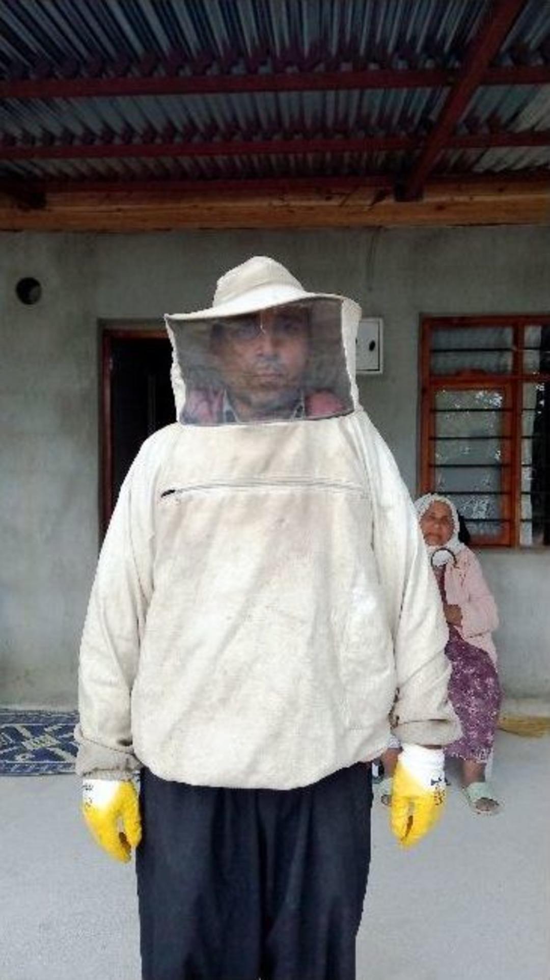 (&ouml;zel Haber) Hayatta Kalmak İ&ccedil;in Arıcı Kıyafetiyle Geziyor