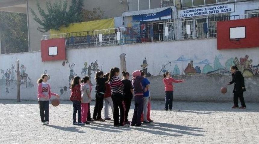 Kaloriferi Arızalanan Okulda Soğukta Eğitim