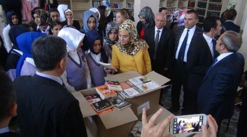 Esenyurt Belediyesi&rsquo;nden Kızıltepe&rsquo;ye Kitap Yardımı