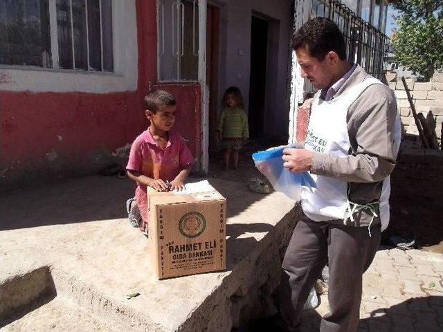 Rahmet Eli Derneği&rsquo;nden 105 Aileye Yardım 2