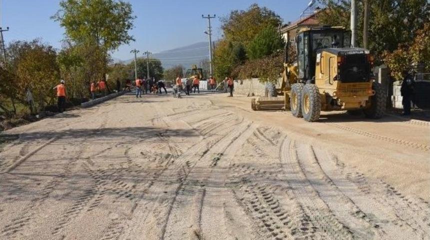 G&ouml;lhisar&rsquo;da Yol &Ccedil;alışmaları Devam Ediyor