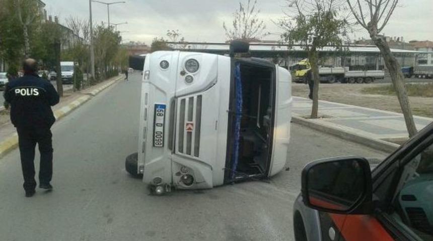 Minib&uuml;sle Otomobil &Ccedil;arpıştı: 3 Yaralı