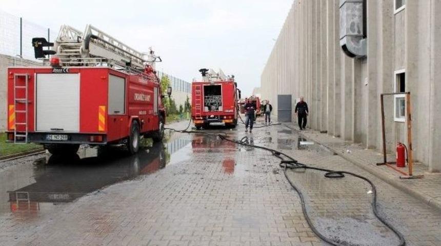 Boya Fabrikasında &Ccedil;ıkan Yangın Korkuttu