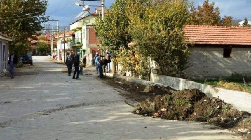 Acıpayam&rsquo;da Temizlik Ve Yol &Ccedil;alışmaları Devam Ediyor