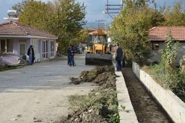 Acıpayam’da Temizlik Ve Yol Çalışmaları Devam Ediyor