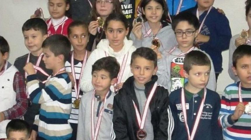 Ayvalıklı Satran&ccedil;&ccedil;ılar Madalyayla D&ouml;nd&uuml;