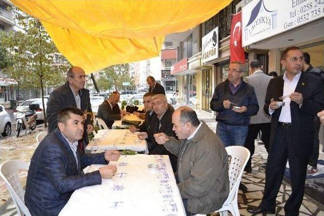 Denizli Esnafından Vatandaşlara Aşure İkramı