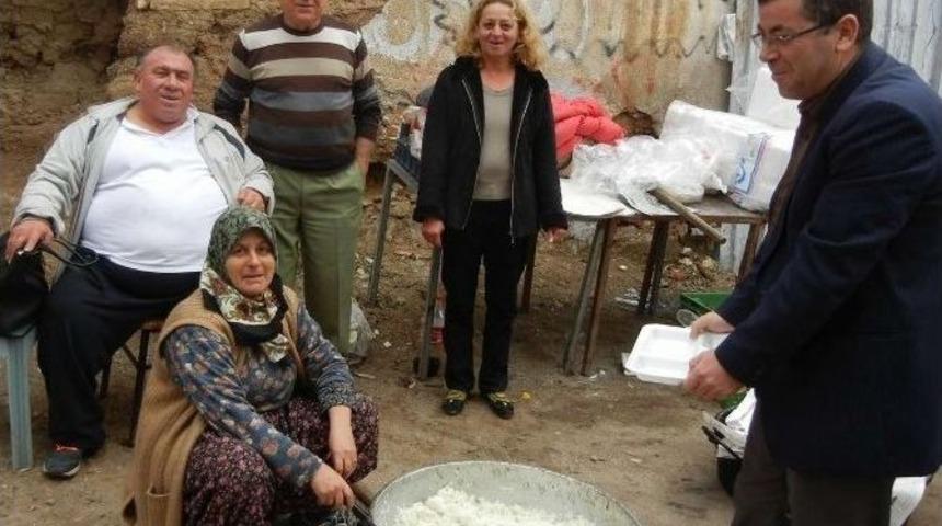 Edremit&rsquo;te Dede Ferit&rsquo;ten Yemek Hayırı