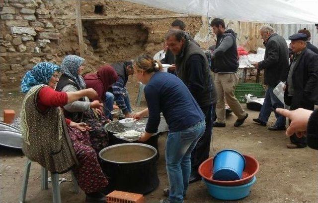 Edremit’te Dede Ferit’ten Yemek Hayırı