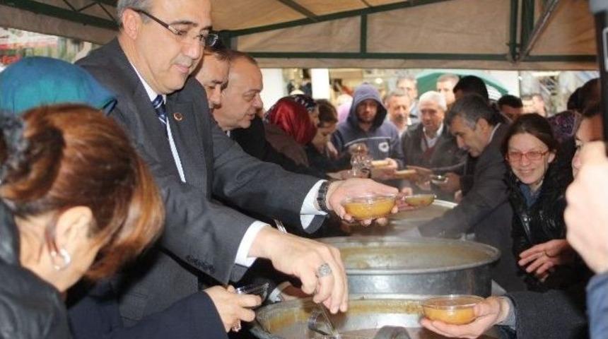B&uuml;y&uuml;kşehir Belediye Başkanı Aşure Dağıttı