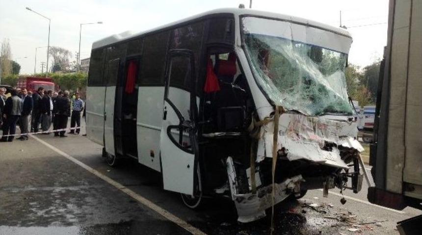 Ordu&rsquo;da Midib&uuml;s Tır&rsquo;a &Ccedil;arptı: 18 Yaralı