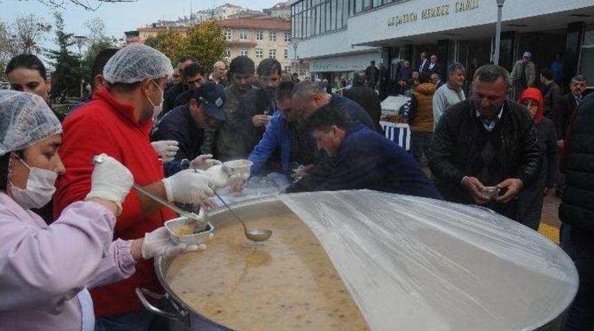 Akçakoca Belediyesi Aşure İkram Etti