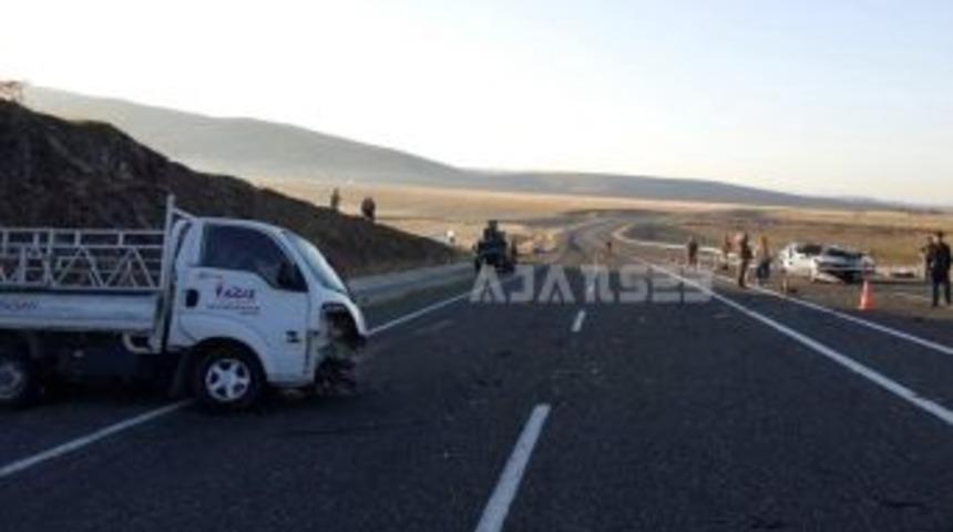 Elazığ&rsquo;da Trafik Kazası 2 &ouml;l&uuml; 3 Yaralı