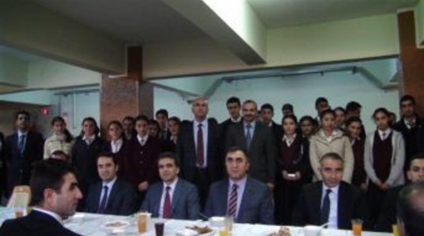 Kağızman Aras Anadolu lisesinden Aşure ikramı