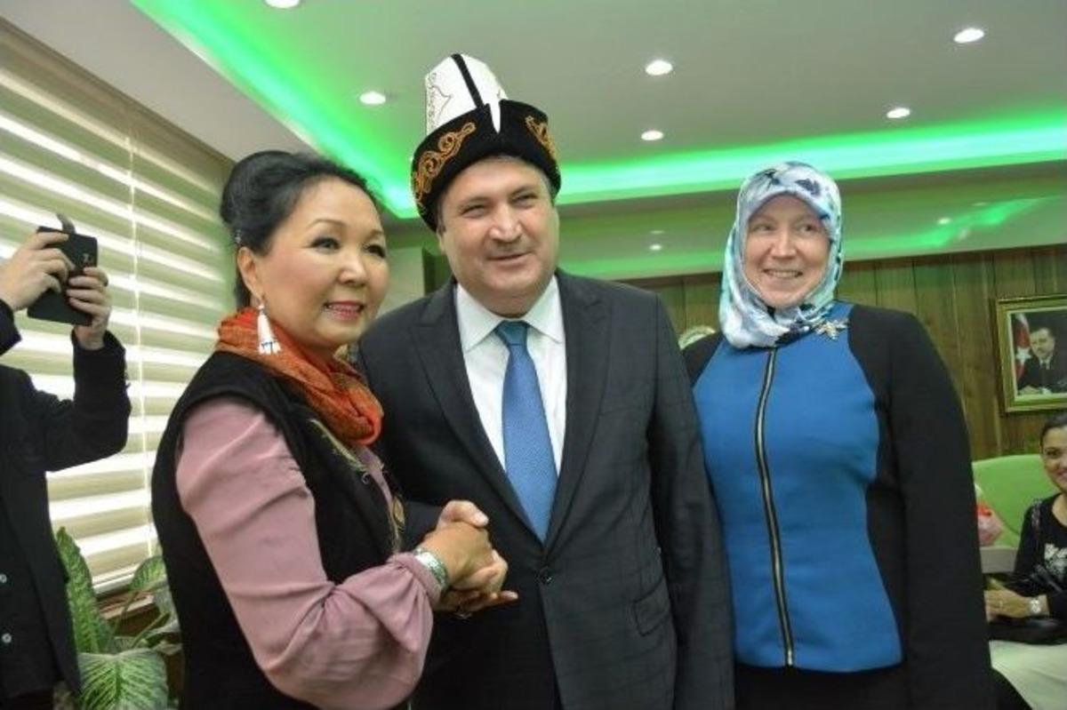 D&uuml;nyaca &Uuml;nl&uuml; Kırgız Sanat&ccedil;ı Yunusemre Belediyesi&rsquo;nde