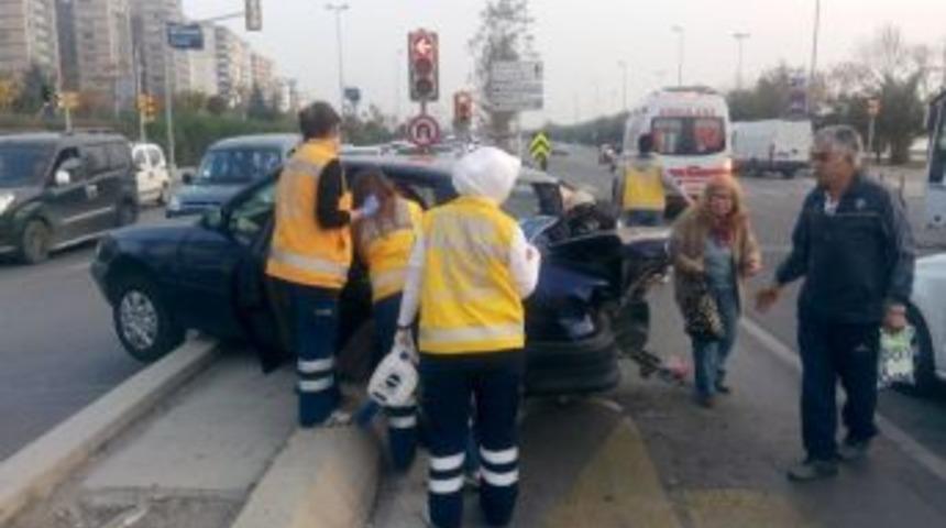 Kırmızı Işıkta Duran Ara&ccedil;ları Fark Etmeyince Kaza Yaptı