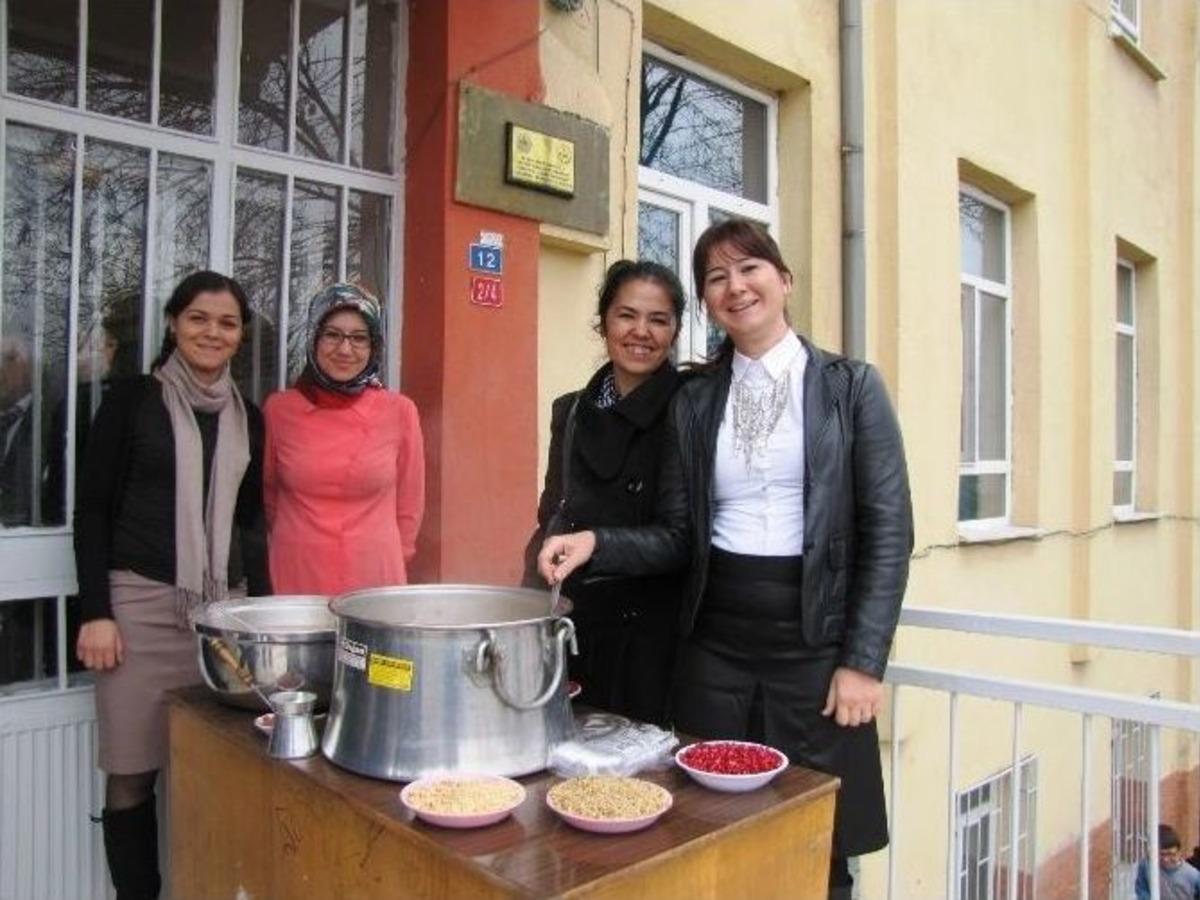 Sağlık Temizlik Ve Beslenme Kul&uuml;b&uuml;nden Aşure Etkinliği