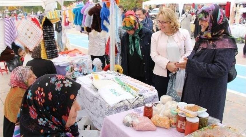 Ev Kadınları H&uuml;nerlerini Sergiliyor