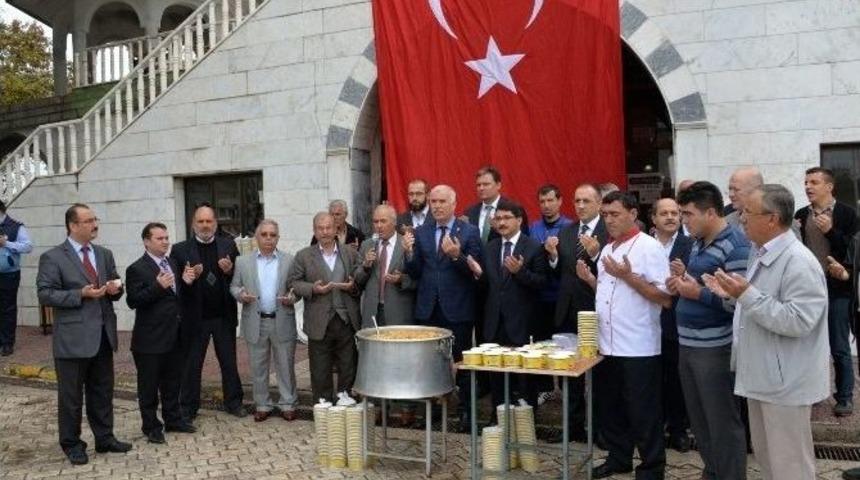 Başkan &Ccedil;elik Karaağa&ccedil;lı&rsquo;da Aşure Dağıttı