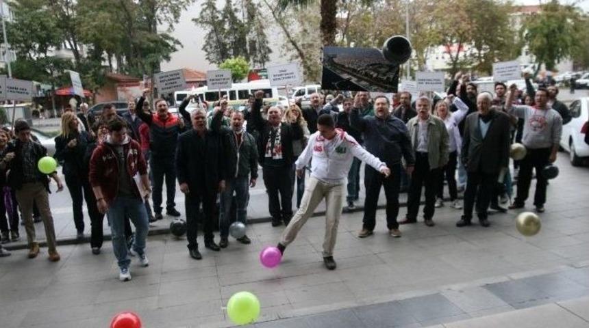 Karşıyakalı Taraftarlar, Belediyeyi Topa Tuttu