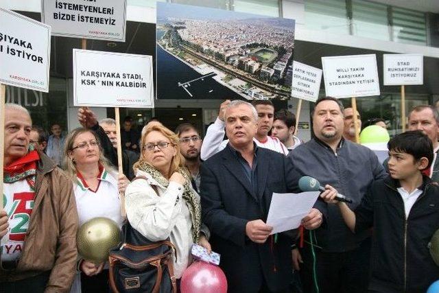 Karşıyakalı Taraftarlar, Belediyeyi Topa Tuttu