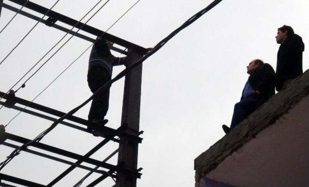 Elektrik Direğine &Ccedil;ıkıp İntihara Kalkıştı