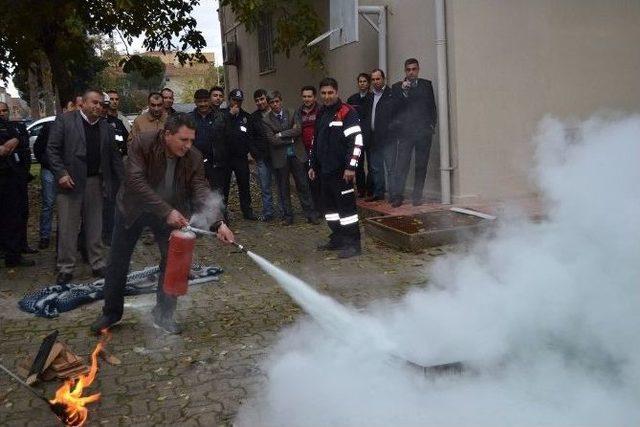 Kula İl&ccedil;e Emniyet Personeline Yangın S&ouml;nd&uuml;rme Eğitimi 2