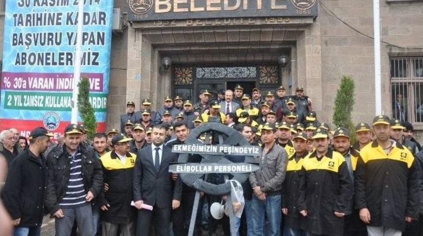 Sandıklı&rsquo;da Fabrika İşcileri Belediye &Ouml;n&uuml;ne Siyah &Ccedil;elenk Koydu