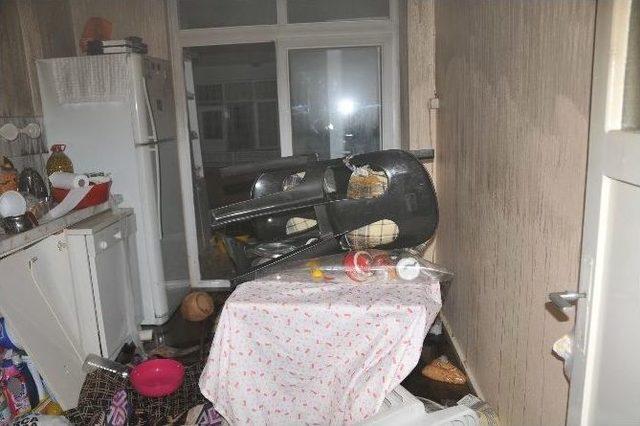 Tarsus&rsquo;ta Gaz Sıkışması Nedeniyle Meydana Gelen Patlamada Anne İle Kızı Yaralandı 1
