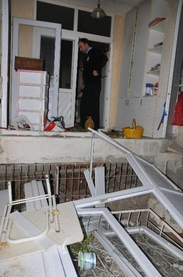 Tarsus&rsquo;ta Gaz Sıkışması Nedeniyle Meydana Gelen Patlamada Anne İle Kızı Yaralandı 3