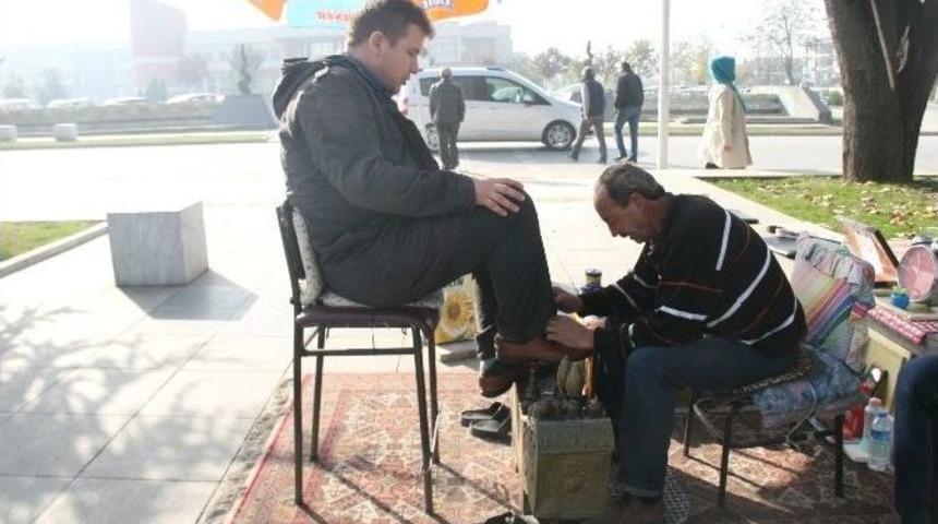 30 Yıldır Ekmeğini Ayakkabı Boyayarak Kazanıyor