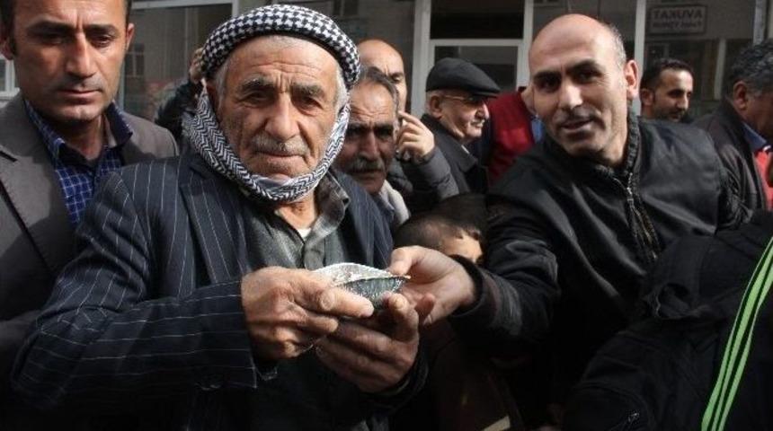 Vedaş, Kurum Binasının &Ouml;n&uuml;nde 800 Kişiye Aşure Dağıttı