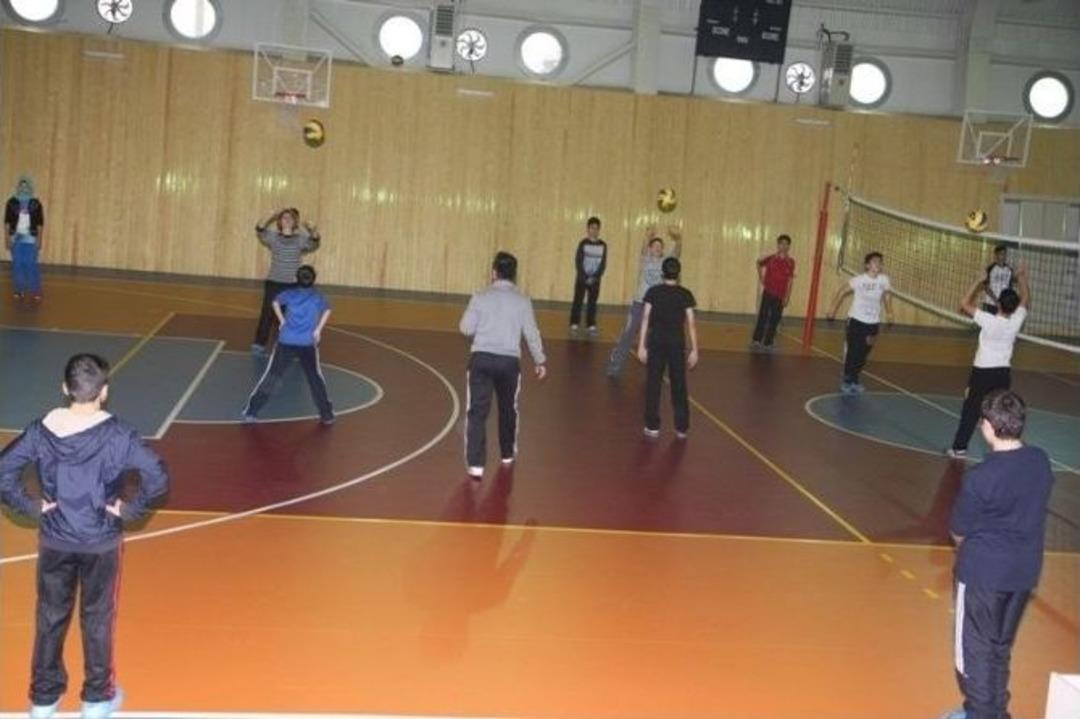 Vezir&ccedil;iftliği Spor Kompleksi&rsquo;nde Gen&ccedil;ler Yetişiyor