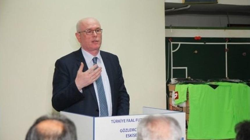 Başkan Kurt&rsquo;tan Futbol Hakemlerine Malzeme Desteği