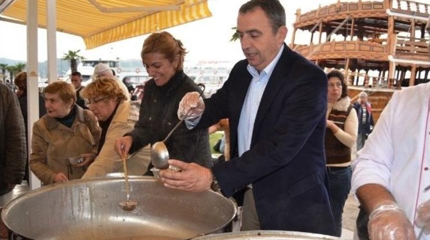 Ayvalık Belediyesi Aşure Dağıttı