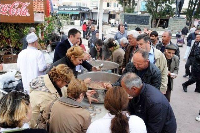 Ayvalık Belediyesi Aşure Dağıttı