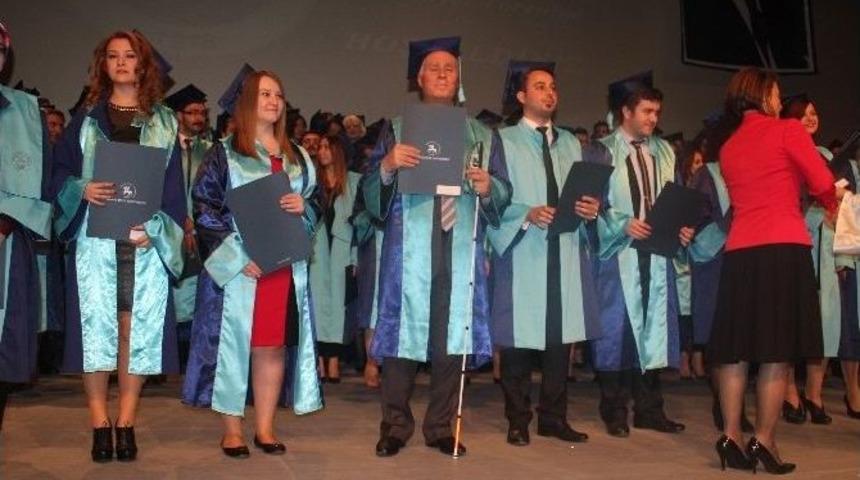 Dokuz Eyl&uuml;l Hukuk Fak&uuml;ltesi&rsquo;nde Mezuniyet Sevinci