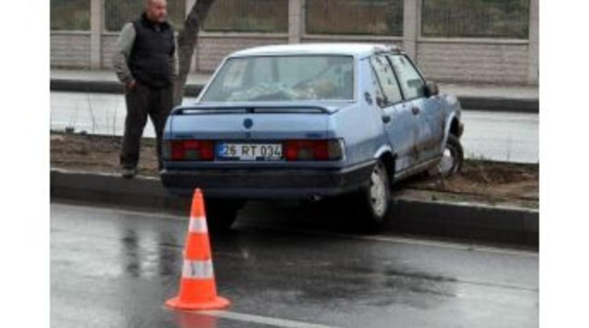 Takla Atan Otomobilin S&uuml;r&uuml;c&uuml; Kazayı Burnu Bile Kanamadan Atlattı